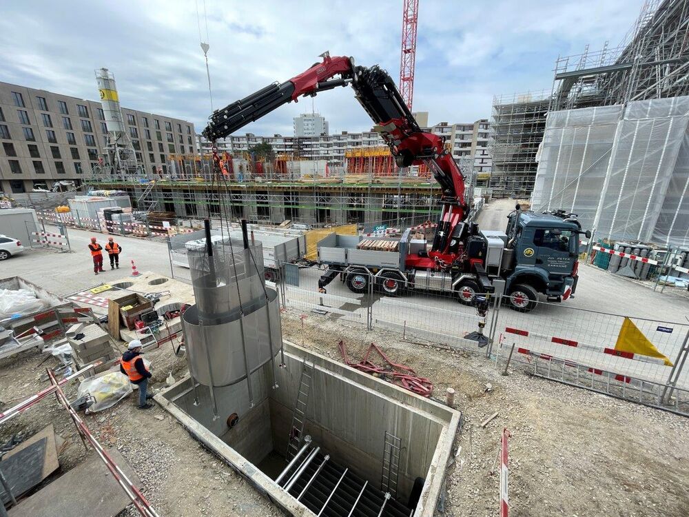 Lausanne «Plaines du Loup» Einbringung der Abwasserwärmerückgewinnung (AWRG) in FEKA-Schacht: Anstelle eines klassischen Fernwärmenetzes auf Hochtemperatur wurde hier pro Etappe (PU) ein Mitteltemperaturnetz auf ~35°C realisiert. Das Brauchwarmwasser wird dezentral in den Unterstationen mit «Booster WP» breit gestellt. Das Mitteltemperaturnetz kombiniert die Vorteile aus Anergie- und klassischem Fernwärmenetz.